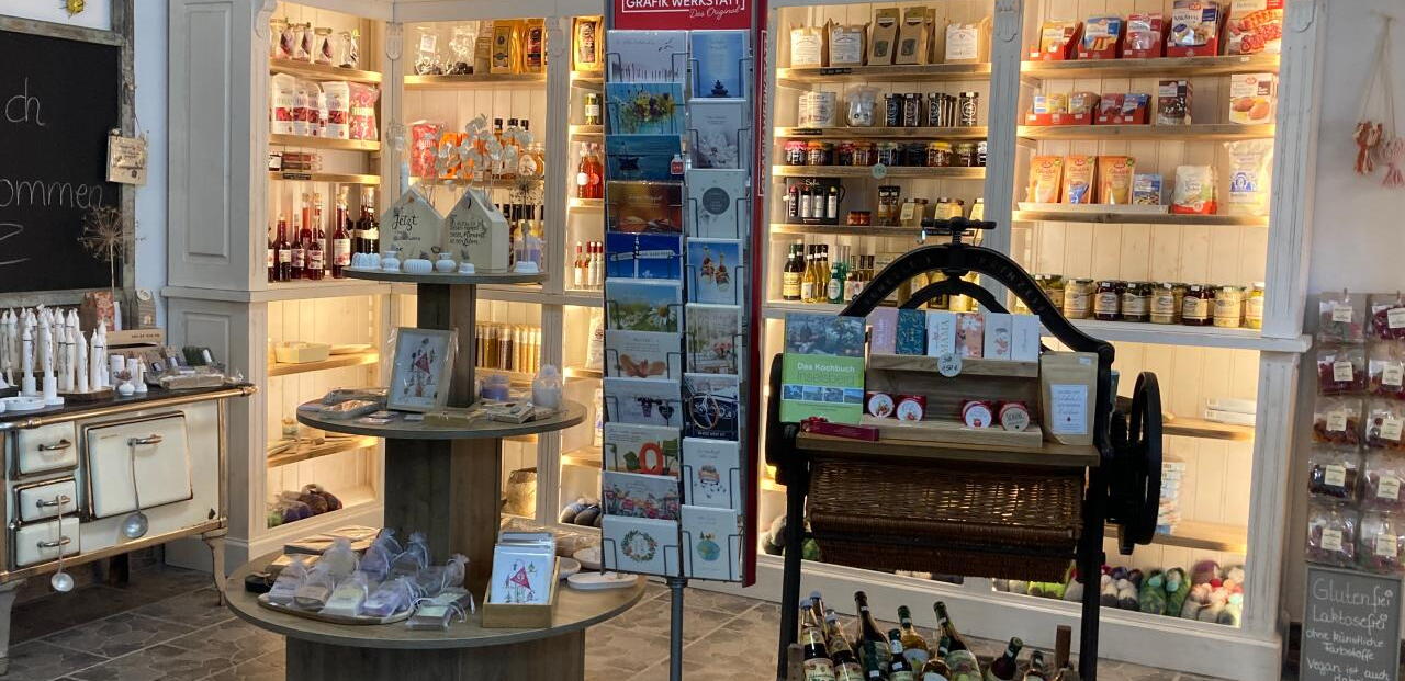 Blick in den Verkaufsraum des Hofladens "Der Blaue Schrank" in Falken.