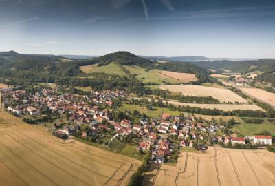 Blick auf Geismar mit Hülfensberg im Hintergrund