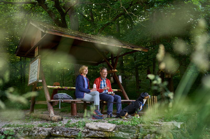 Kurze Rast am TOP-Wanderweg Heyerode