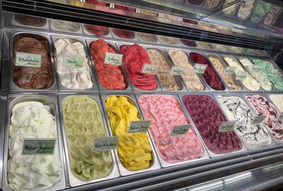Zu sehen ist die Eistheke mit den verschiedenen Sorten