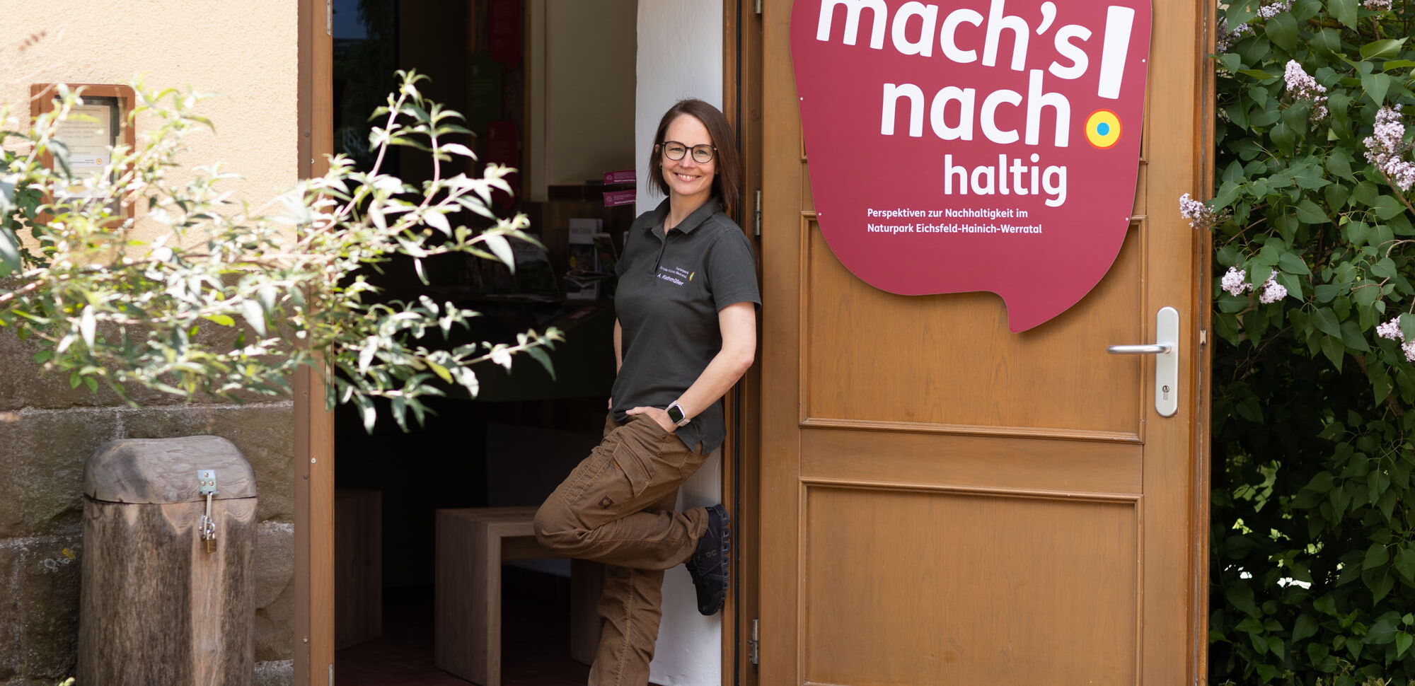 Naturpark-Mitarbeiterin Anna Riethmüller am Eingang zur Wasserturm-Ausstellung im Naturparkzentrum Fürstenhagen