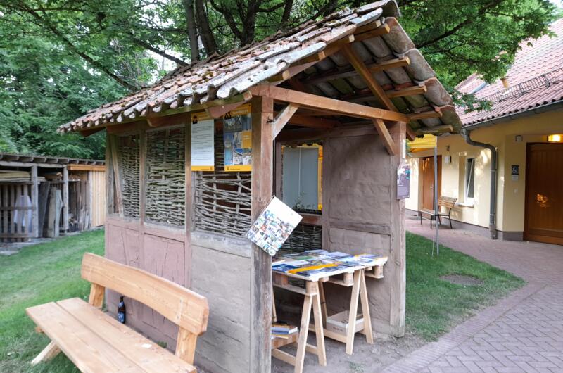 Büchertisch der IgB in der Kinderbaustelle