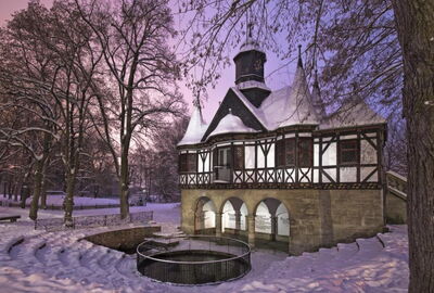 Mühlhausen: Brunnenhaus mit Popperöder Quelle im Winter / mit Schnee bedeckt in der Abenddämmerung