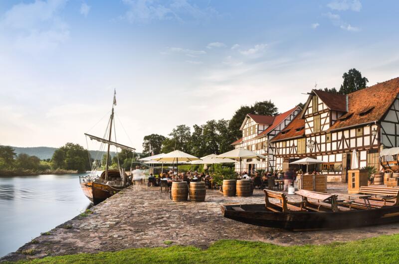 Historischer Hafen "Schlagd" mit Biergarten, Fachwerkhaus und altem Segelboot in Wanfried