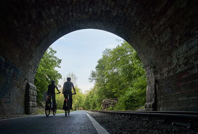Radfahrer im Tunnel am Kanonenbahnradweg