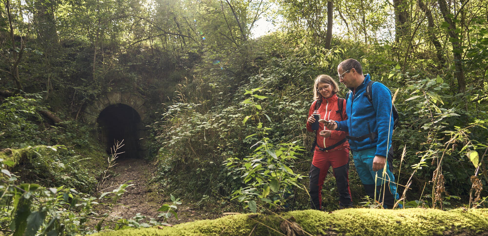 Zwei Wanderer in der Wolfschlucht bei Mihla