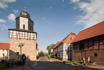 Kirche in Großburschla mit markantem Fachwerk am Turm