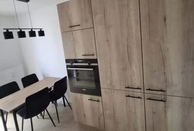 2-seitige Küchenausstattung mit Essecke, optisches Highlight sind die Beschläge in schwarz matt