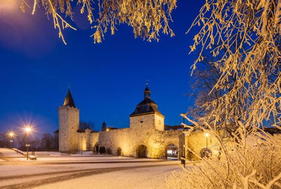 Mühlhausen: Blobach und Stadtmauer mit Frauentor und Rabenturm im Winter bei Nacht, Thomas Müntzer Denkmal, Hoher Graben