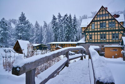 Winter, alter Bahnhof, Fachwerkhaus, Natur,
Auf dem Bild ist der Heyeröder Bahnhof mit Schnee bedeckt zu sehen. das Bild ist von einer Brücke aus gemacht, man sieht das gelbe Fachwerkhaus von hinten.
