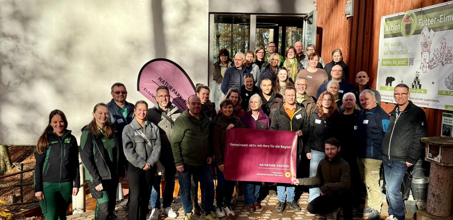 Gruppenfoto der Naturpark-Partner im Bärenpark Worbis