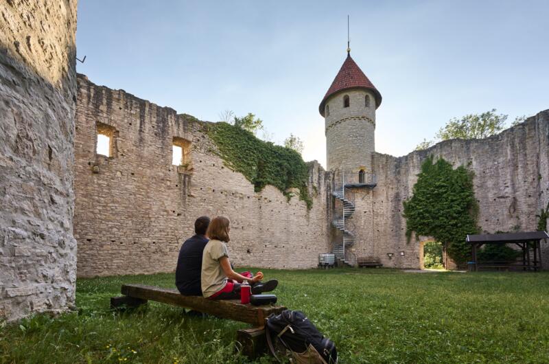 Wanderer bei einer Rast an der Burgruine Haineck bei Nazza