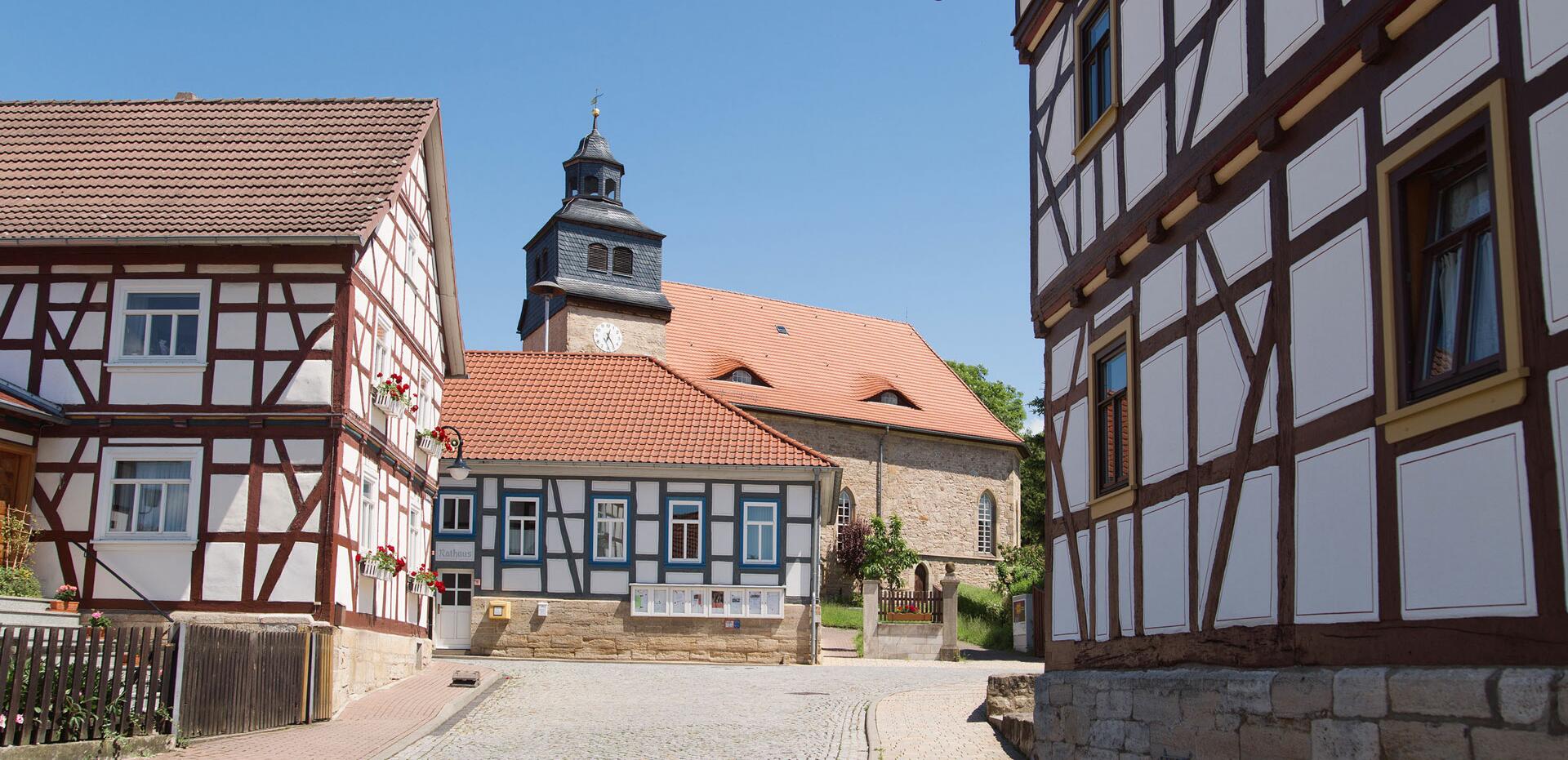 Fachwerkhäuser mit Kirche und ehemaligem Rathaus in Ifta