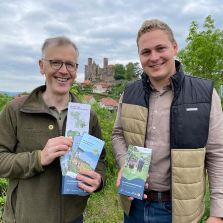 Christoph Günther vom HVE Eichsfeld Touristik und Uwe Müller, Ideengeber des Projekts und Mitarbeiter für Kommunikation und Tourismus der Naturparkverwaltung, freuen sich über die gelungene Umsetzung der Wandermappe.