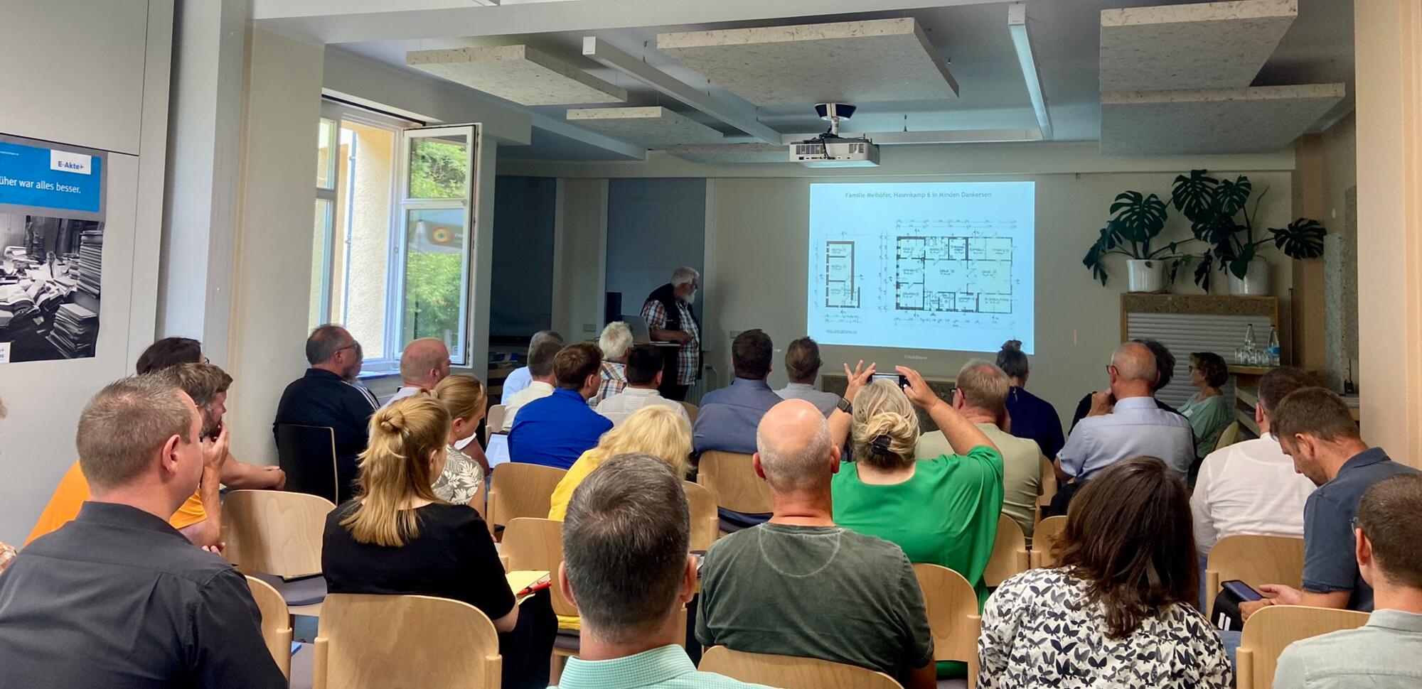 Architekt Wolfgang Riesner vom Bundesvorstand der IgBauernhaus erläutert Details der energetischen Sanierung.