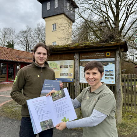 Vorstellung der neuen Broschüre: Naturpark und Naturpark-Zentrum, Ein Heft in leichter Sprache. vorgestellt von Naturparkleiterin Claudia Wilhelm und Ranger Paul Brandenburg.