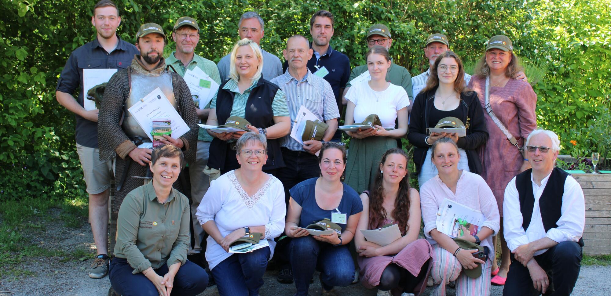 Mit einem Strahlen im Gesicht erhielten 15 neue zertifizierte Natur- und Landschaftsführer(innen) ihre Auszeichnung.