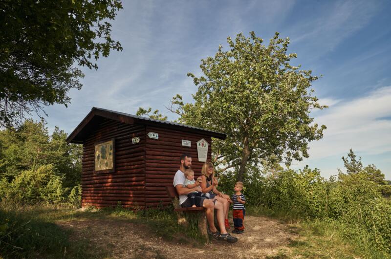 Familie vor der Schutzhütte auf dem Wisch Creuzburg