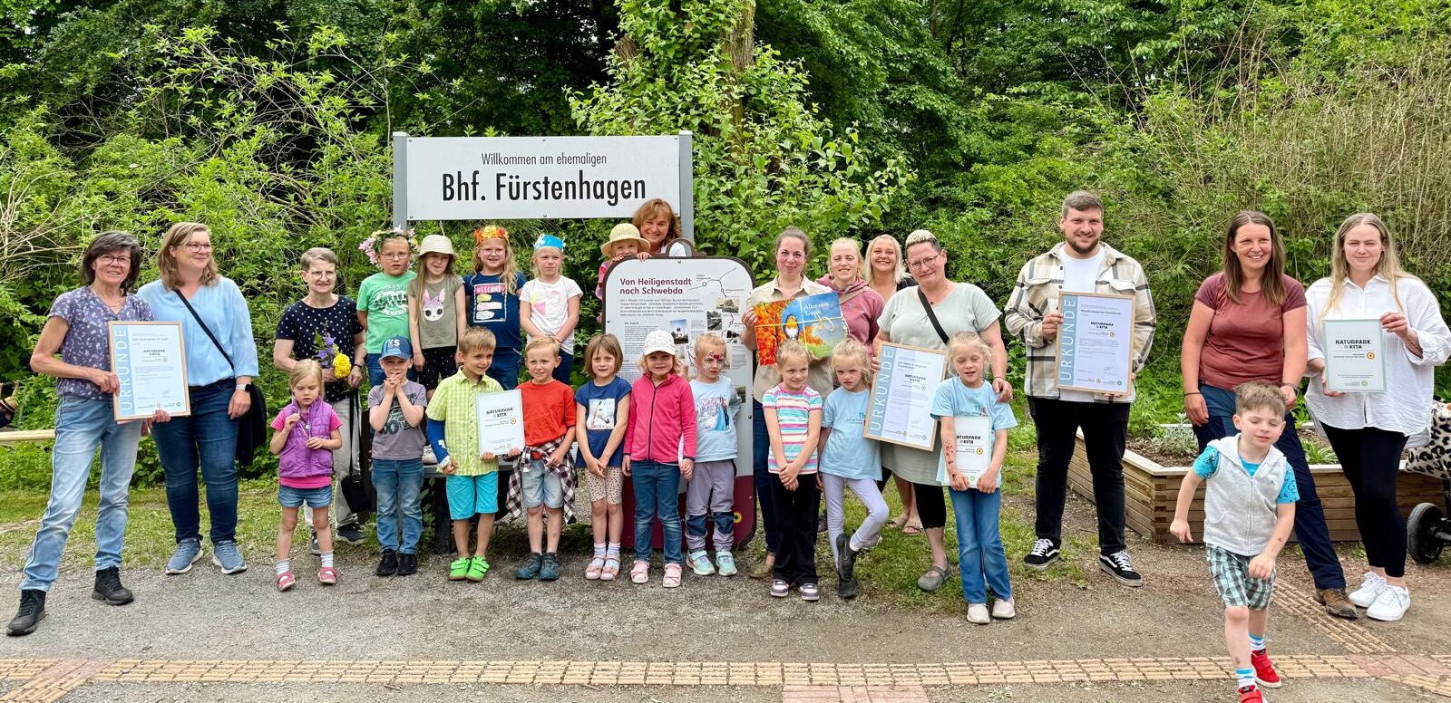 Kinder und Leitungen der Naturpark-Kitas freuen sich gemeinsam mit dem Naturpark-Team über die Auszeichnung