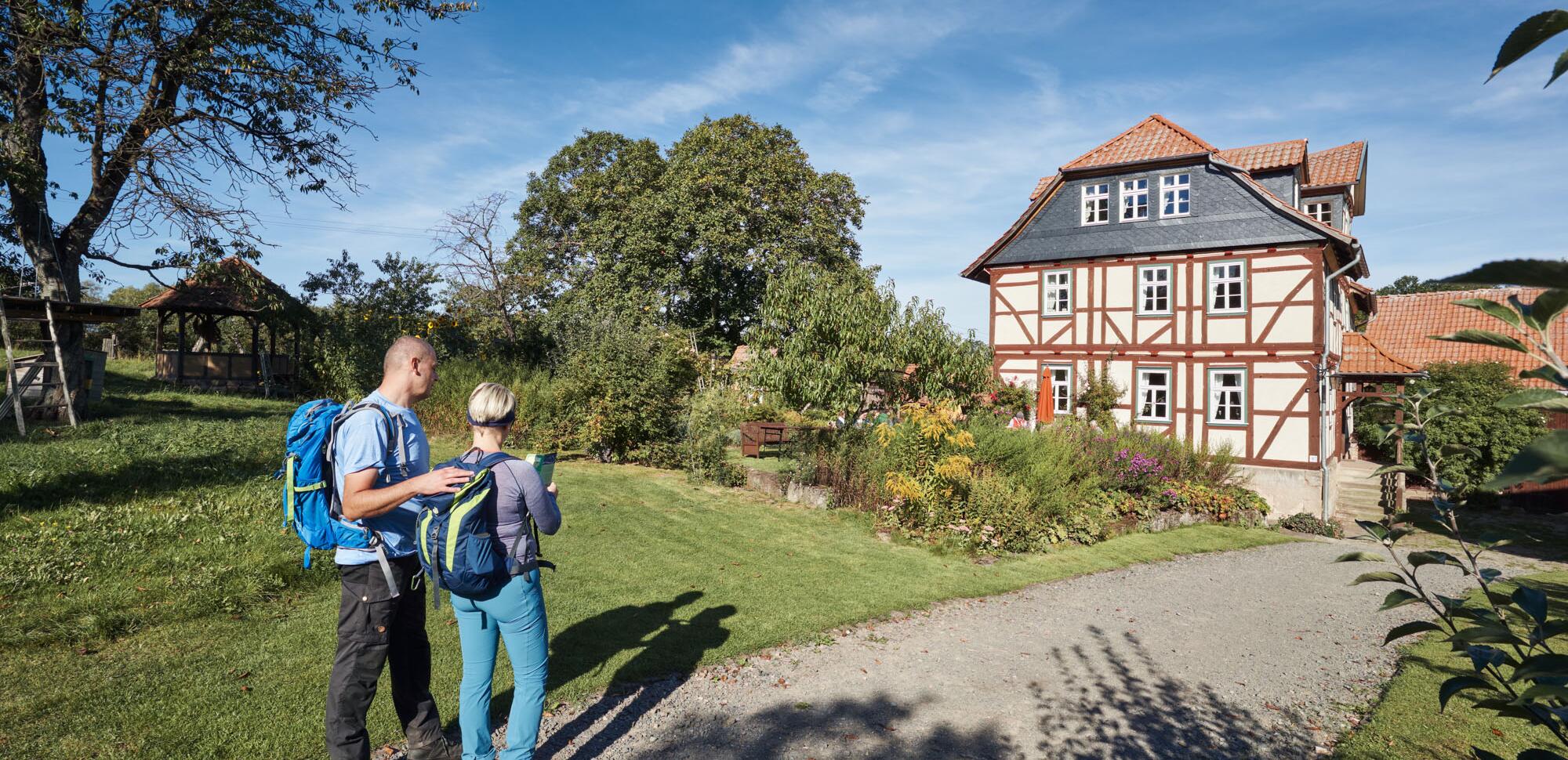 Wanderer am Hof Sickenberg im Eichsfeld