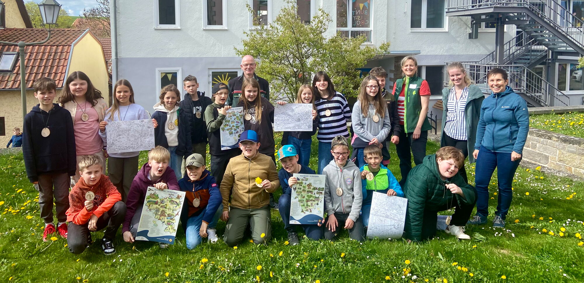 Die Viertklässler der Grundschule Berka halten die drei Kinderkarten und das Ausmalbild in ihren Händen. Vorab erlebten Sie eine bewegungs- und lehrreiche Unterrichtsstunde zum Thema Natur.