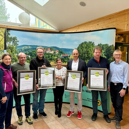 Die Preisträger freuen sich über die neuen Zertifikate für ihre TOP-Wanderwege.