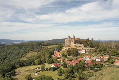 Burg Hanstein mit dem Dörfchen Rimbach