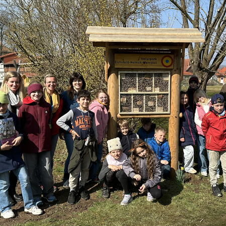 Die Schülerinnen und Schüler der Silberborn-Grundschule freuen sich über das neue Insektenhotel, das sie in einem gemeinsamen Aktionstag mit dem Naturpark-Team fertiggestellt haben.
