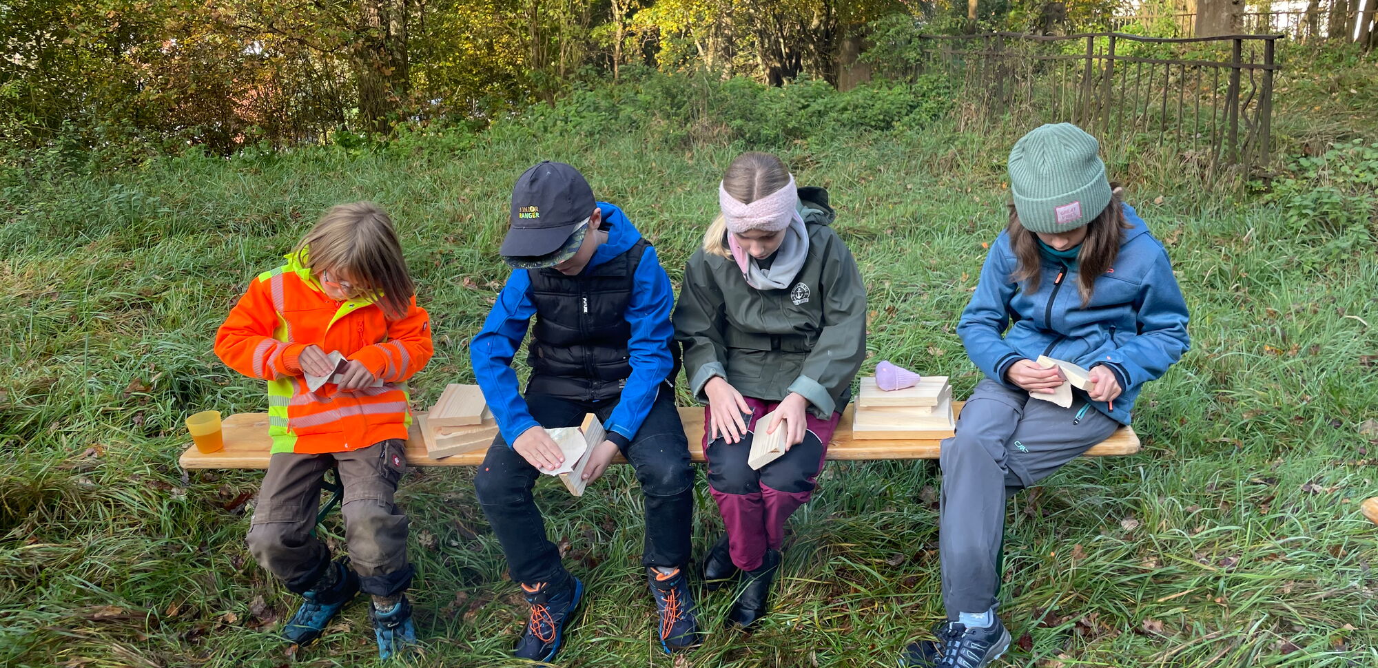 Nach der Mittagspause konnten die Junior Ranger mit dem Bau von Nistkästen und dem Anlegen einer Benjeshecke ihren Teil zu einer ökologisch wertvollen Streuobstwiese beitragen.