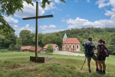 Wanderer beim Wallfahrtsort Klüschen Hagis im Westerwald