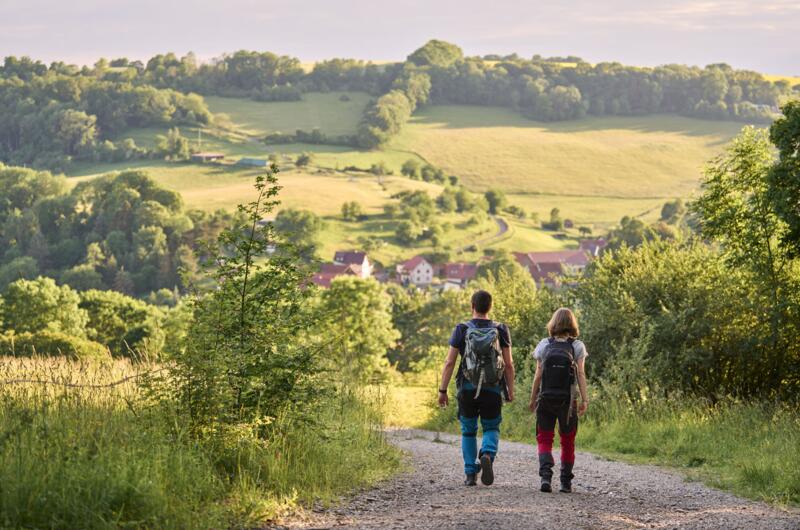 Wanderer bei Nazza im Naturpark Eichsfeld-Hainich-Werratal