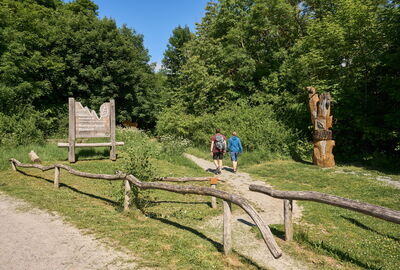 Wanderpaar unterwegs auf dem Hainichlandweg am Craulaer Kreuz