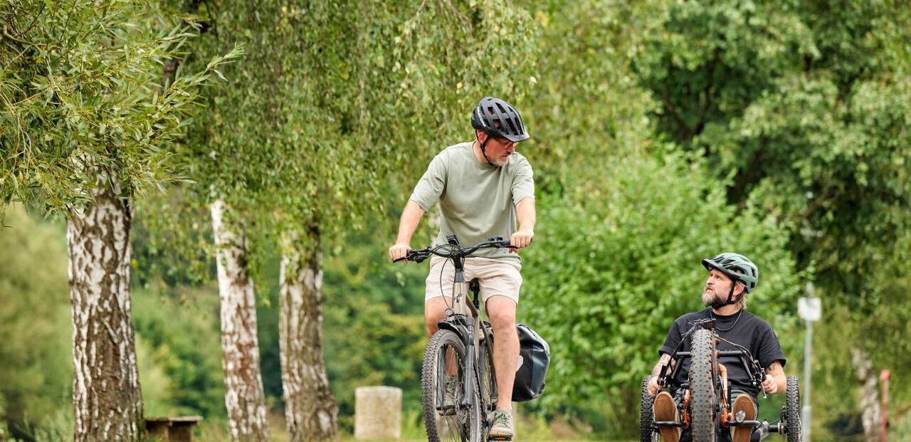 Per Handbike und/oder Fahrrad auf dem Werratal-Radweg unterwegs - entlang der Werra in Frankenroda.