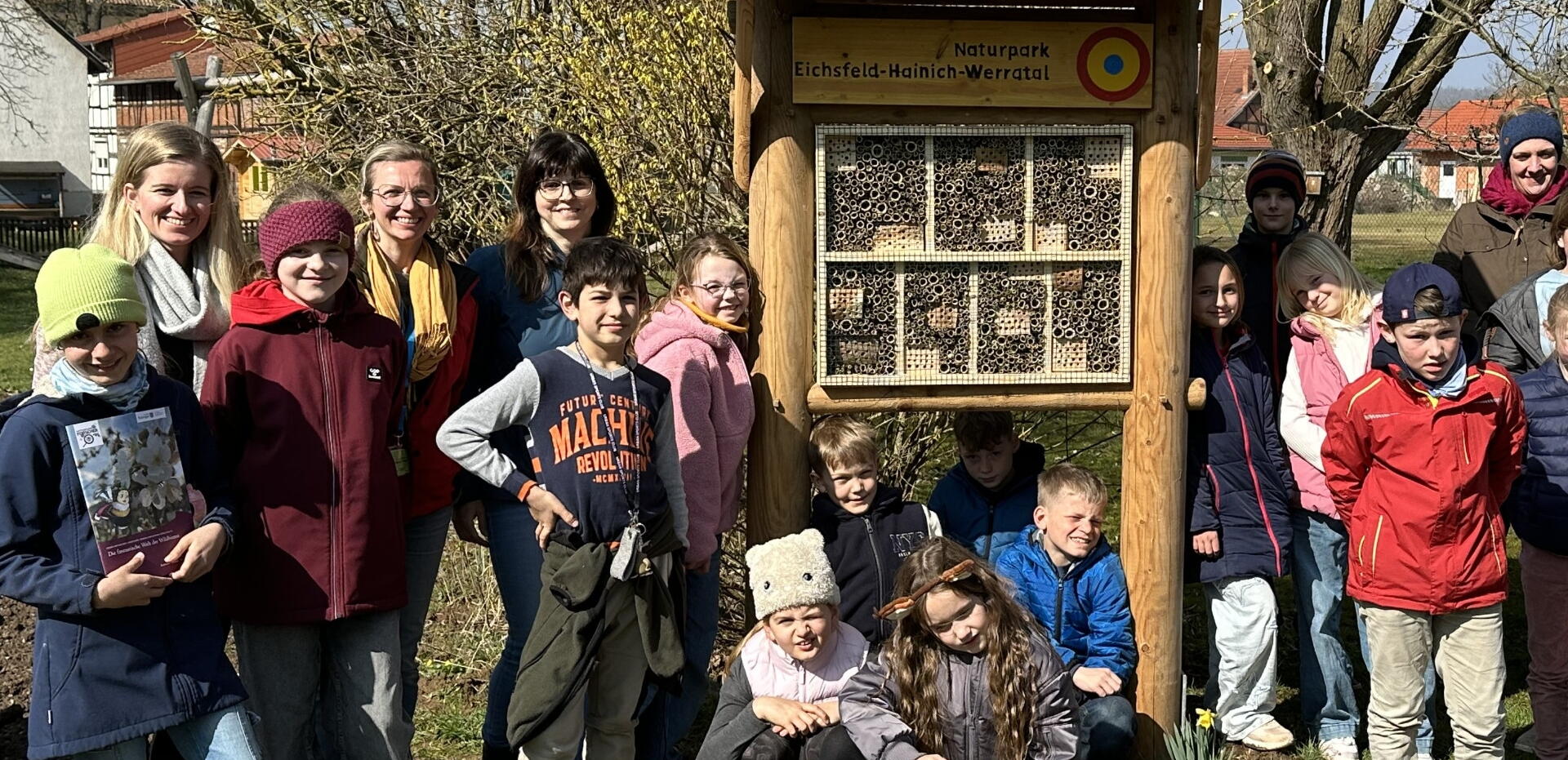 Die Schülerinnen und Schüler der Silberborn-Grundschule freuen sich über das neue Insektenhotel, das sie in einem gemeinsamen Aktionstag mit dem Naturpark-Team fertiggestellt haben.