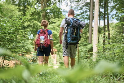 Wanderer am Naturparkweg Leine Werra