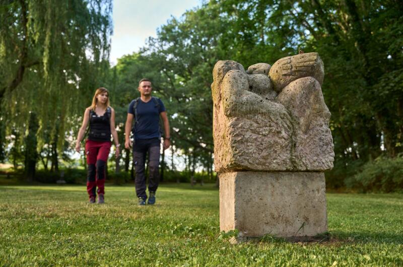 Wander-Paar im Skulpturenpark in Behringen