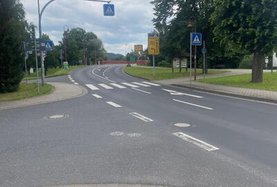 Straßenübergang mit Zebrastreifen