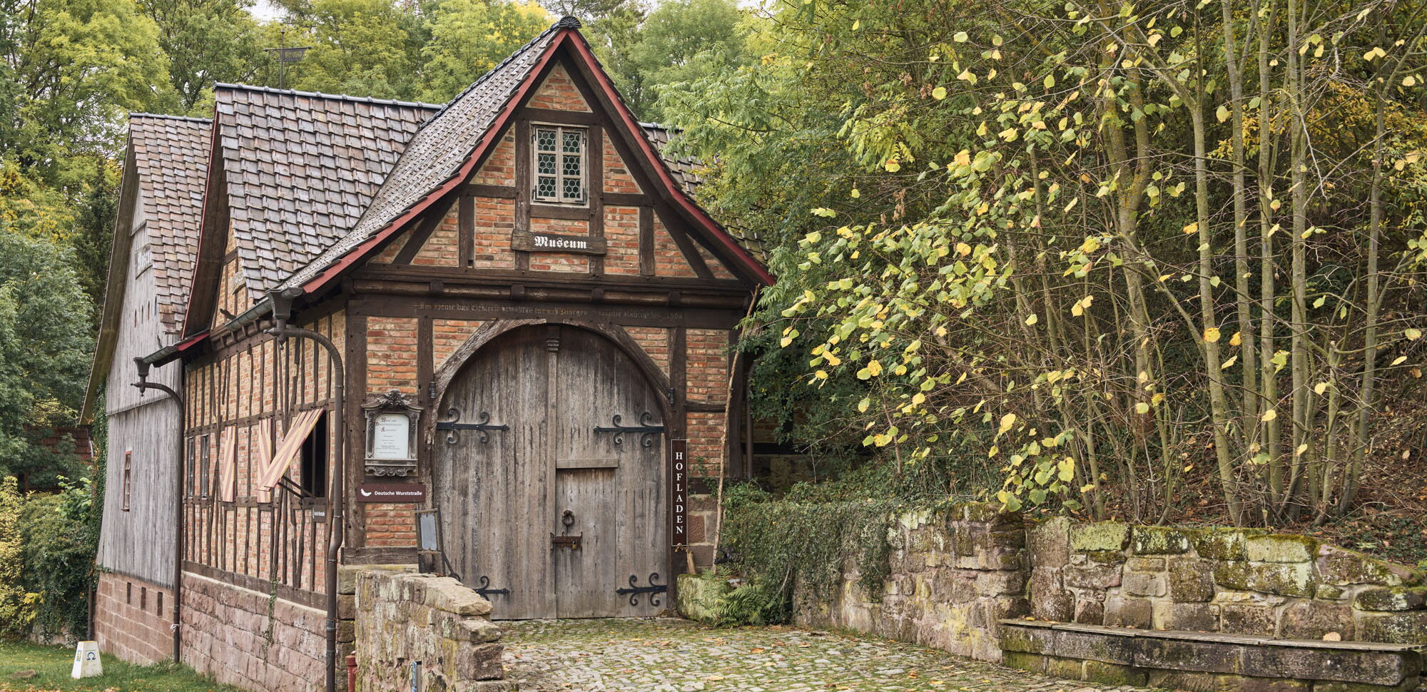 Historisches Fachwerkgebäude mit großem Tor