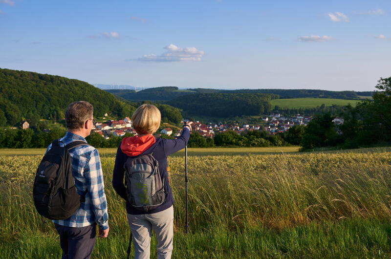 Wanderer genießen den Ausblick auf Heyerode im südlichen Eichsfeld
