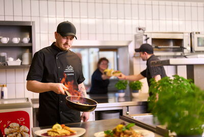 Koch bei der Arbeit in der Küche im Restaurant "Zur Quelle" in der Thürigentherme in Mühlhausen