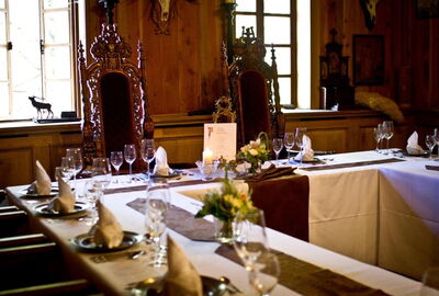 Blick auf den Tisch des Brautpaares im Rittersaal. Tafel mit wei?er Tischdecke und Blick auf die besonderen St?hle, auf denen das Brautpaar Platz nehmen kann.