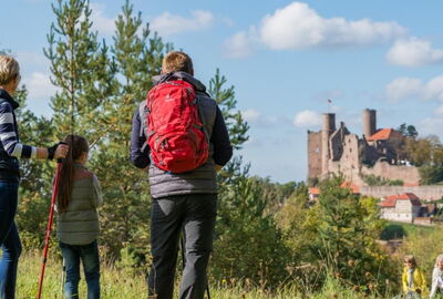 Familie mit Blick auf Burg Hanstein