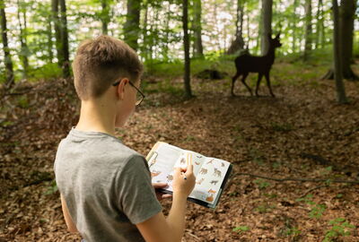 Junge mit Entdeckerheft auf dem Pirschpfad Dieterode