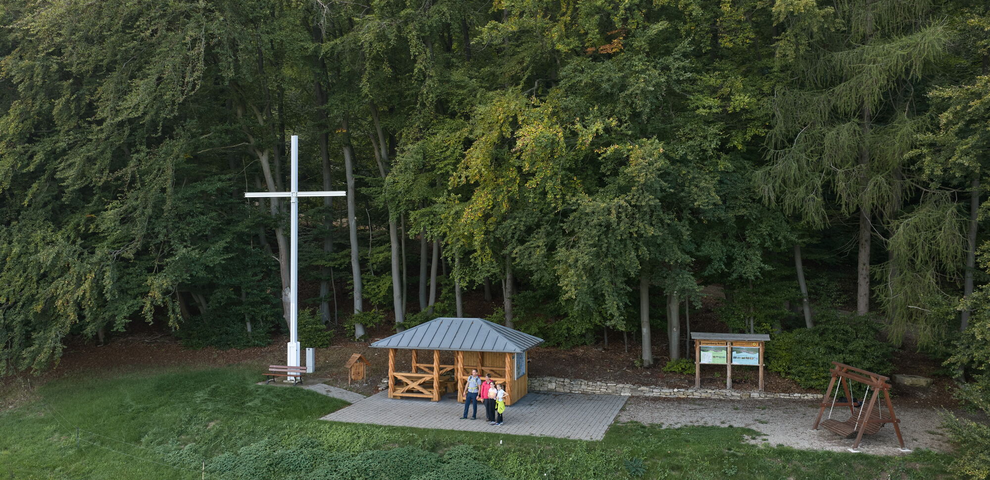 Das Lengenbergkreuz mit Schutzhütte bei Lutter aus der Vogelperspektive aufgenommen