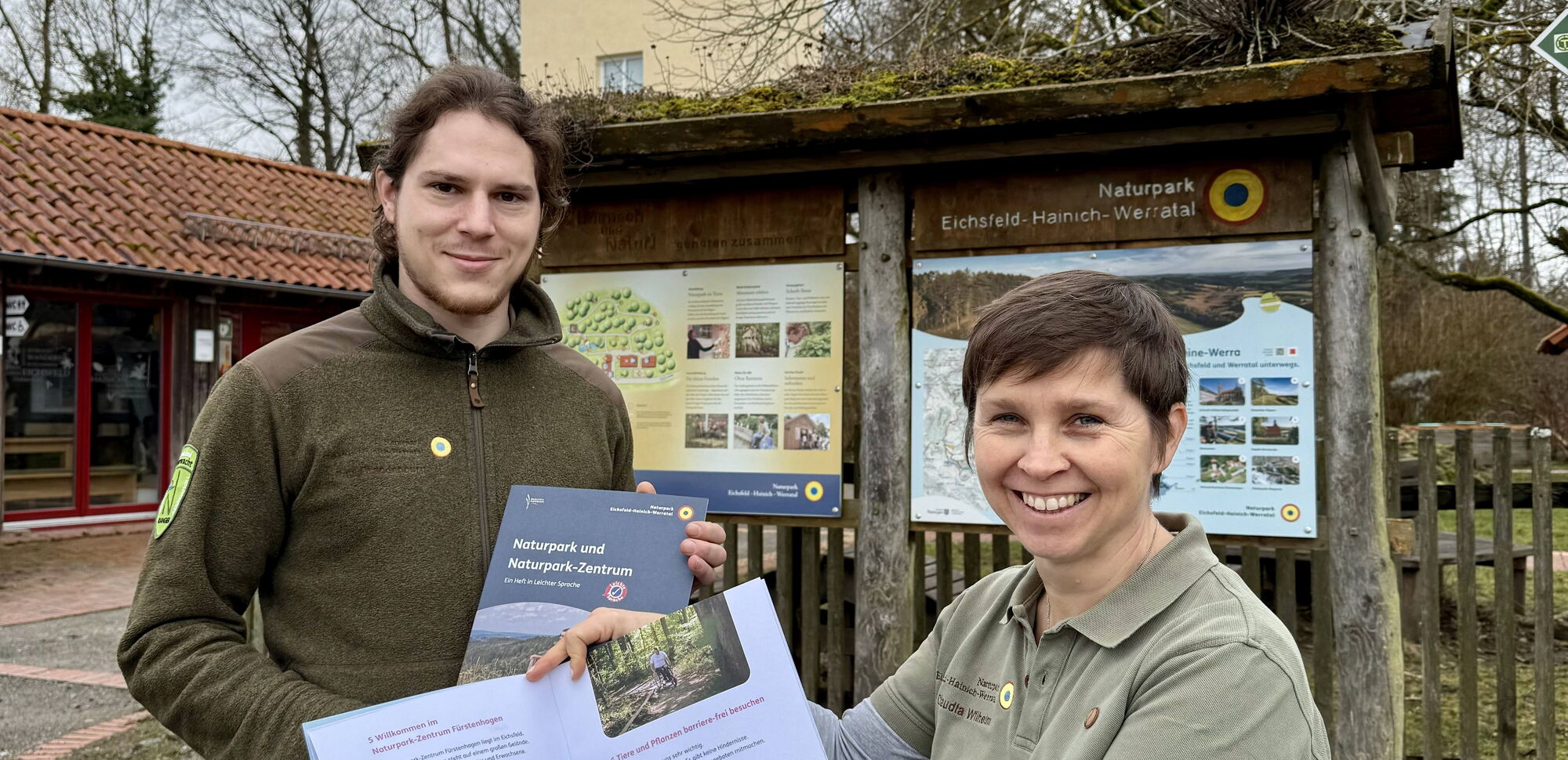 Vorstellung der neuen Broschüre: Naturpark und Naturpark-Zentrum, Ein Heft in leichter Sprache. vorgestellt von Naturparkleiterin Claudia Wilhelm und Ranger Paul Brandenburg.