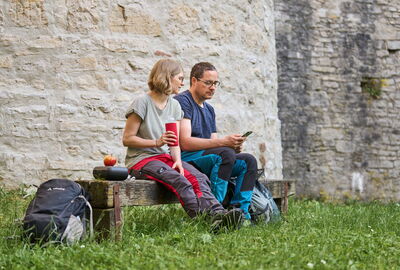 Wanderpaar an der Burgruine Haineck