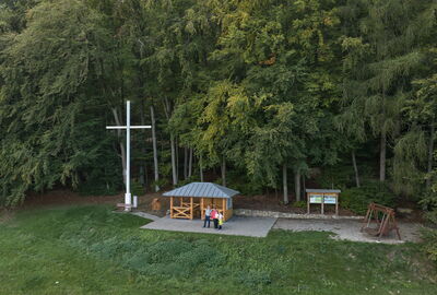 Das Lengenbergkreuz mit Schutzhütte bei Lutter aus der Vogelperspektive aufgenommen