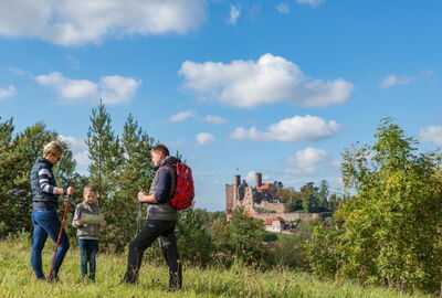 Familie auf dem Eichsfeld-Wanderweg, vor der Burgruine Hanstein
