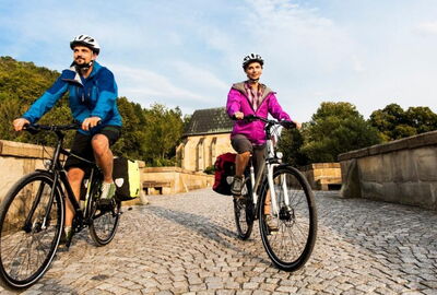Werratal-Radweg in Th?ringen: Werrabr?cke bei Creuzburg mit der Liboriuskapelle im Hintergrund.