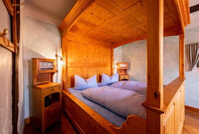 Zimmer mit Bauernbett aus Holz